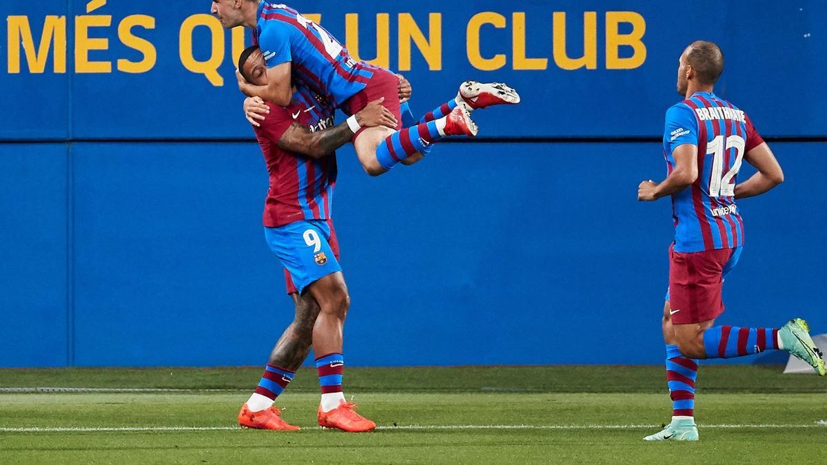 Depay celebrando su gol