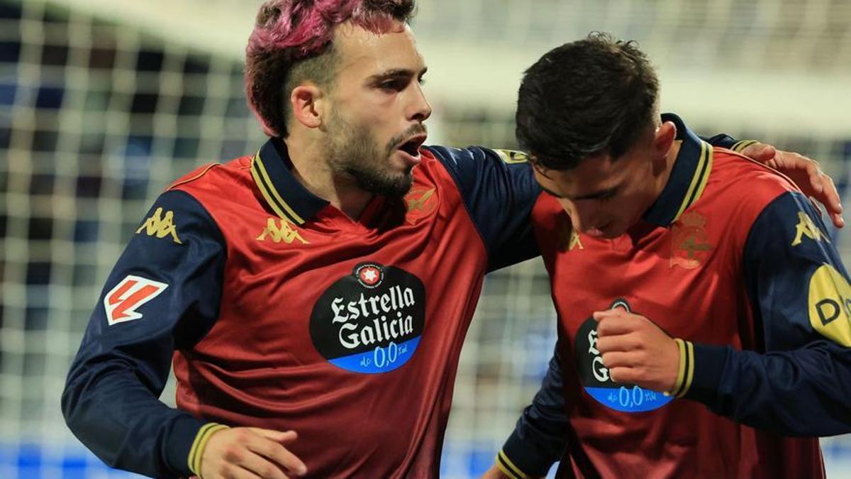 Yeremay Hernández celebra con David Mella el segundo gol del Deportivo ante el Zaragoza