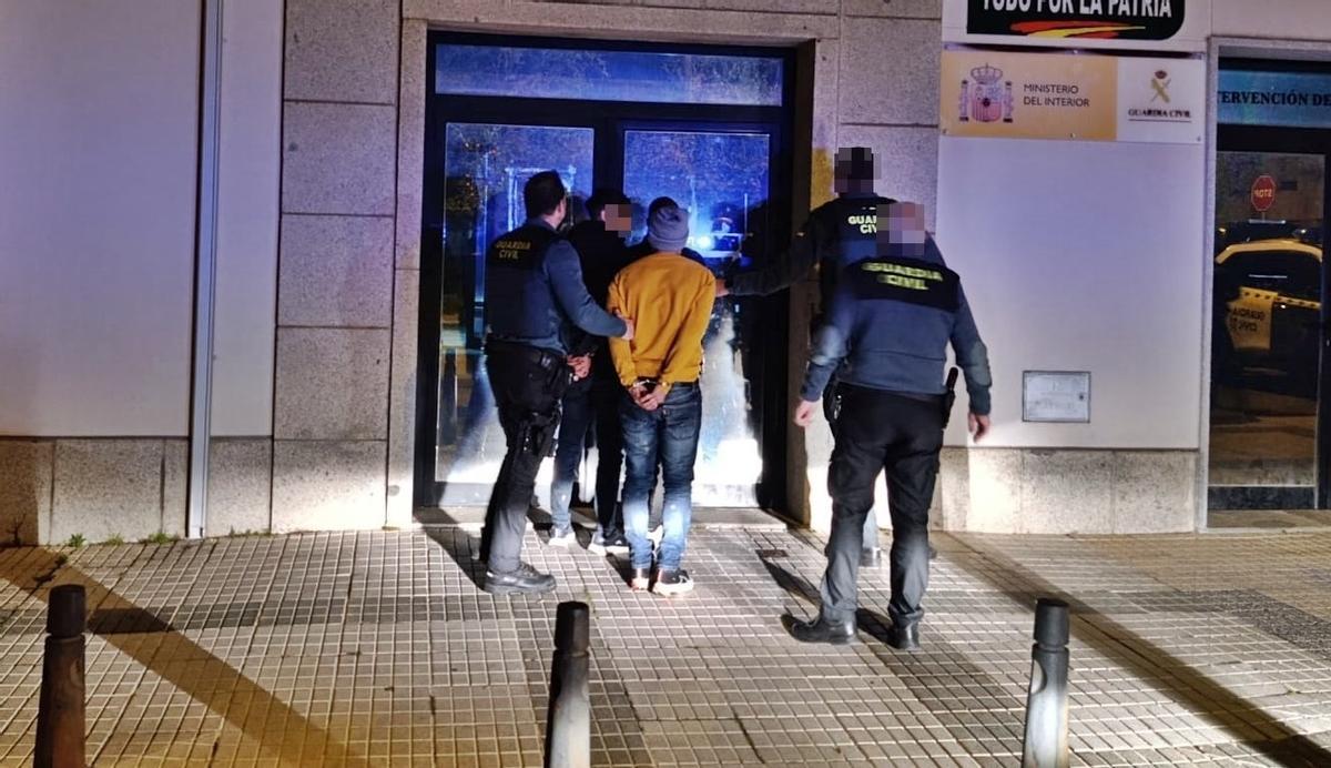 Detenidos por la Guardia Civil por el robo de catalizadores.