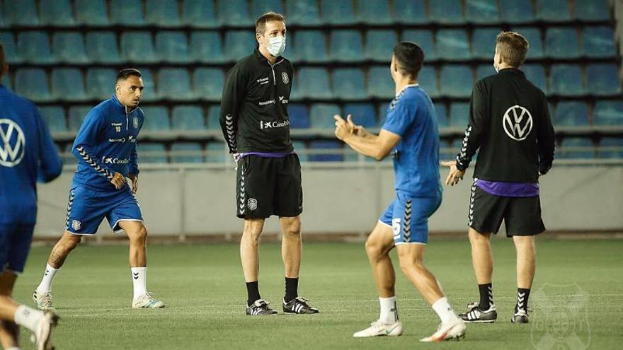 Luis Miguel Ramis dirigió ayer un entrenamiento en el Heliodoro Rodríguez López, donde los blanquiazules se volverán a ejercitar hoy. | | CLUB DEPORTIVO TENERIFE