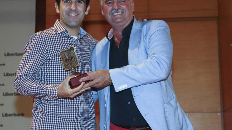 Mejor jugador del Praviano. David recibió el trofeo de manos del presidente del Gijón Industrial, Víctor M. Molina.