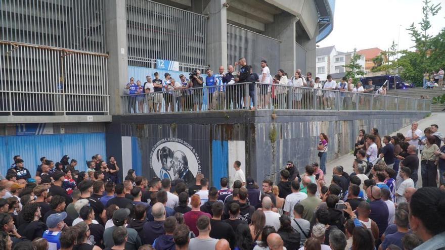 La Federación de Peñas, Riazor Blues y Old Faces convocan una manifestación este jueves contra la campaña de abonados del Deportivo