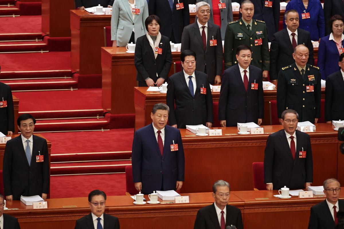 El presidente chino, Xi Jinping, canta el himno nacional en la apertura de la Asamblea Nacional Popular, este jueves en Pekín.