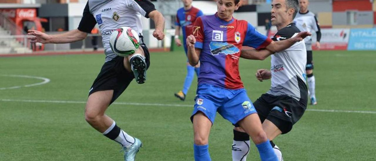 Richard y Armando Invernón, en una disputa por el balón con el azulgrana Luis Nuño en el Caudal-Langreo.