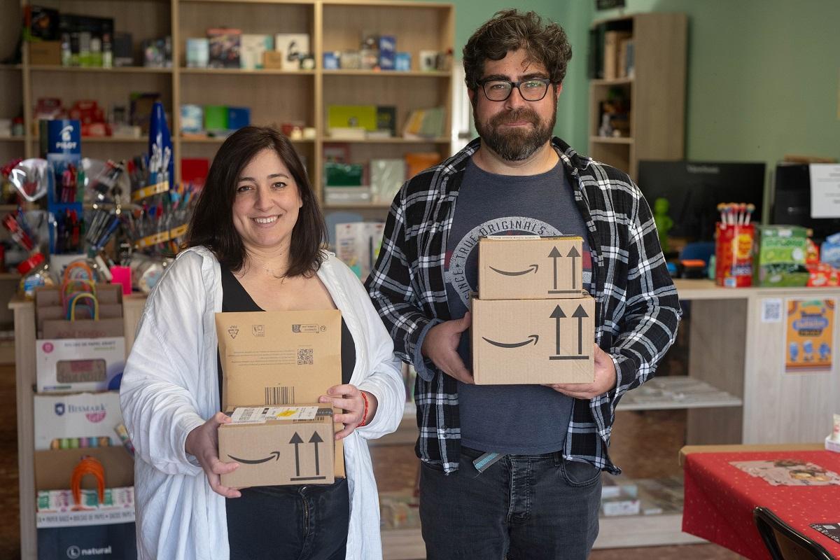 Antonio y Noemí, en su papelería de Casabermeja con paquetes de Amazon.
