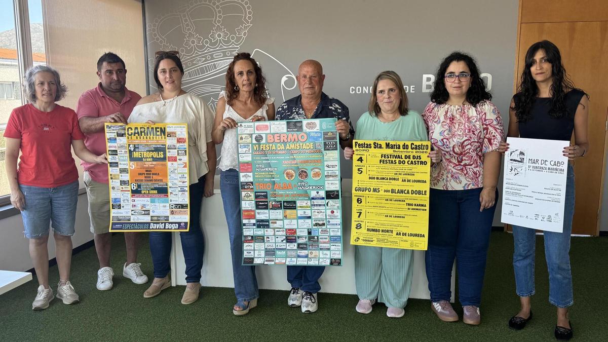 María Outeiral, cuarta pola esquerda, cos representantes das comisións de festas.