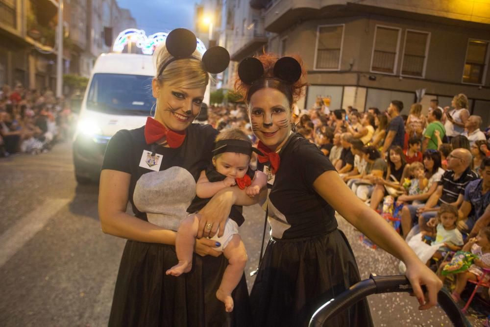 Desfile colorido de las comisiones en Elche