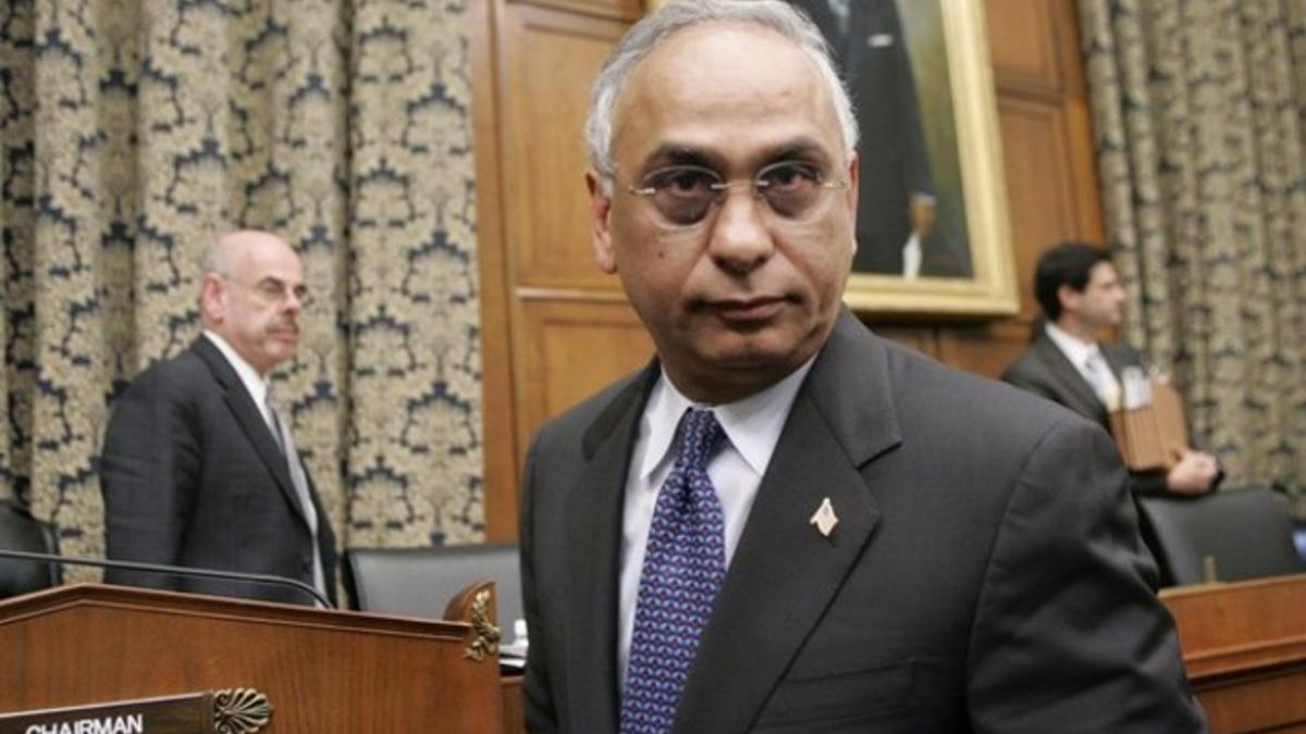 El presidente de Standard and Poor's, Deven Sharma, en octubre del 2008 en Washington, tras comparecer ante el Congreso de EEUU.