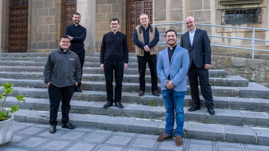 Por la izquierda, Steven Rivas, José Javier Alumbreros (detrás), Jesús del Riego, José María Sauras, Andrés Camilio Cardozo y Sergio Martínez, ayer, en la puerta principal del Seminario Metropolitano. | David Cabo