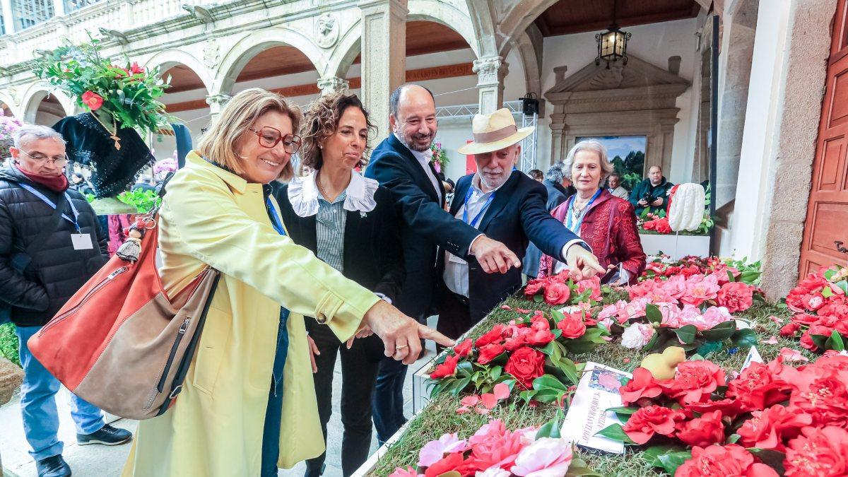 Tercero por la derecha, Merelles, durante su visita a la muestra del Pazo de Fonseca.