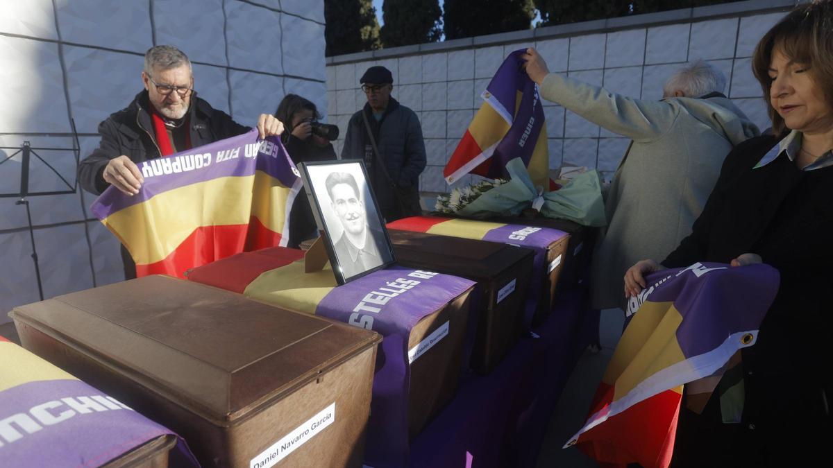 Entrega de les restes de les fosses dels afusellats pel franquisme en el cementeri de Paterna