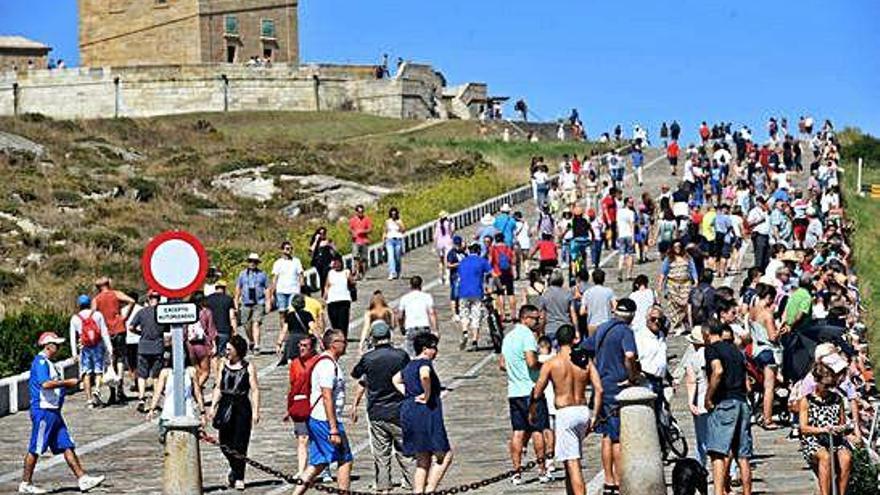 Turistas en la Torre de Hércules.