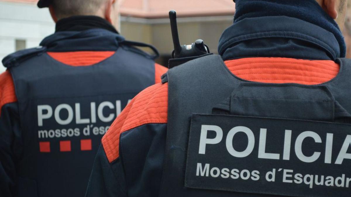 Dos agents dels Mossos en una fotografia d’arxiu.