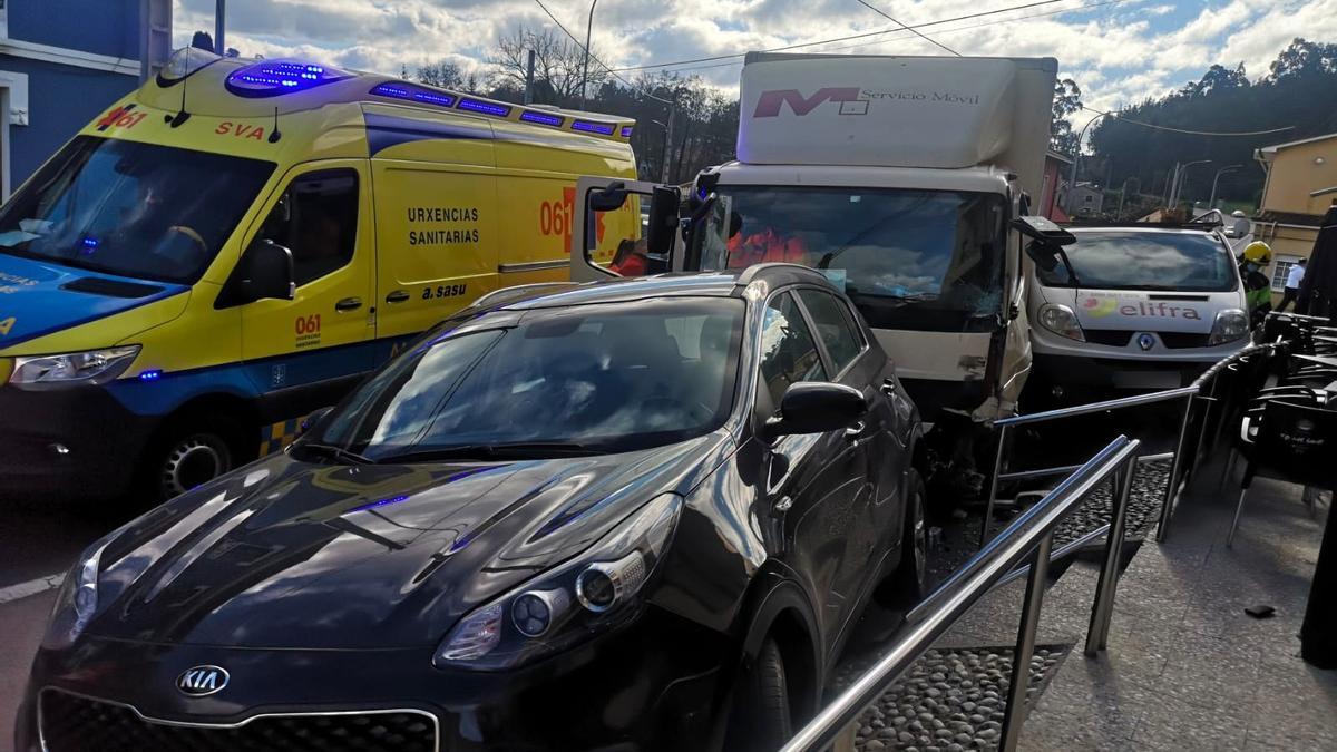 El camión accidentado impactó contra un turismo y una furgoneta aparcados junto a la terraza del bar Salorio.