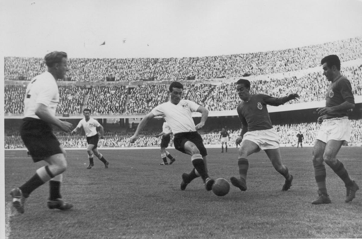 Final Copa Ferias de 1958. A la derecha, Luis Suárez.