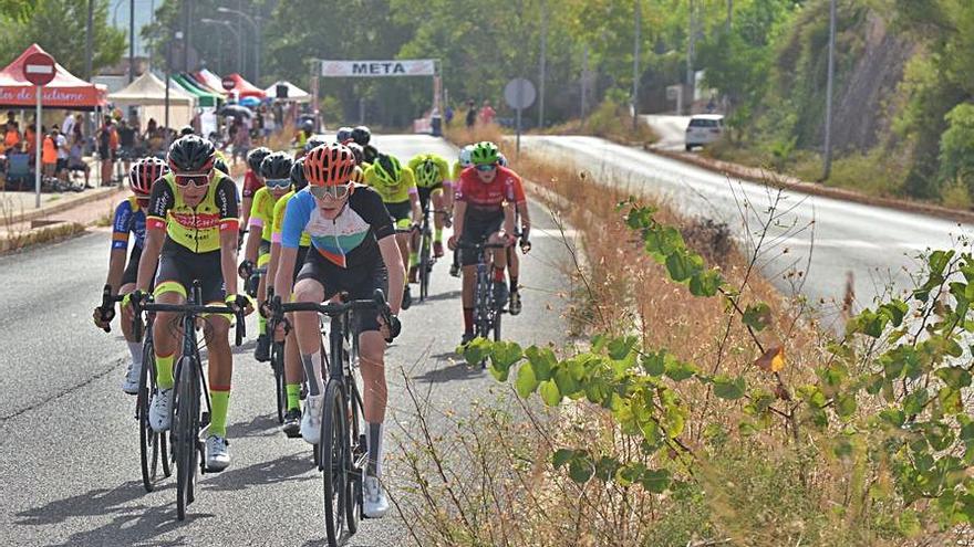 Ciclistas de las escuelas en la prueba de Xàtiva. | FEDERACIÓ CICLISME CV