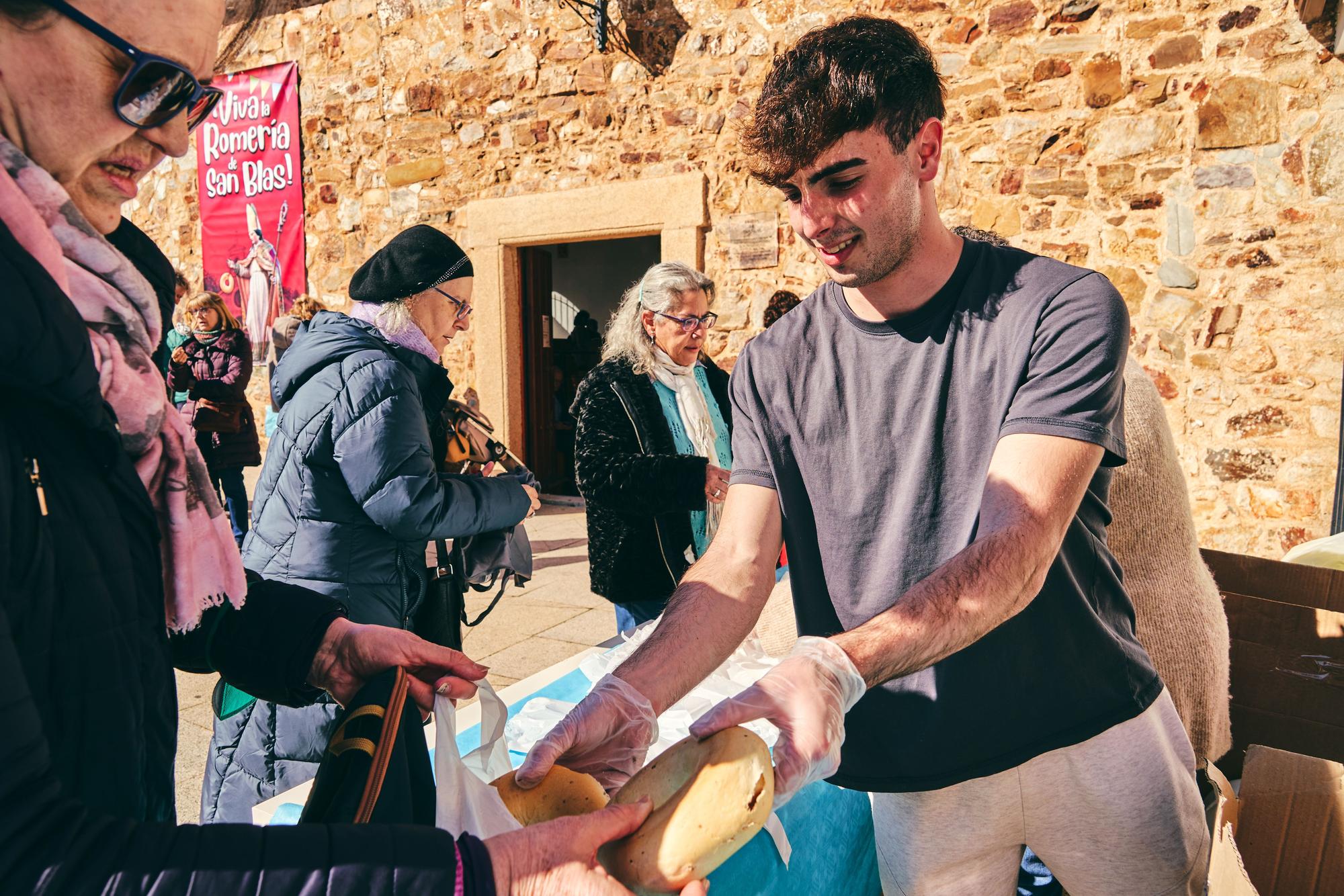 Miles de cacereños celebran San Blas congregándose en la explanada de su ermita