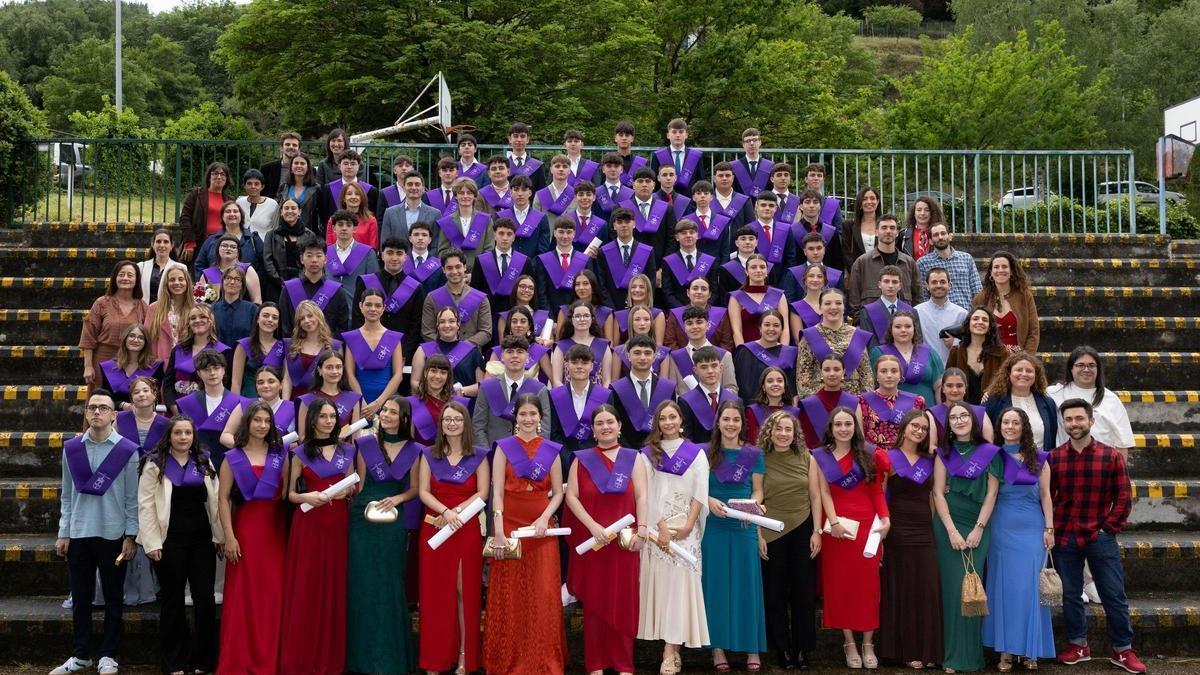 Foto de familia de la graduación de los estudiantes del IES Cangas del Narcea.