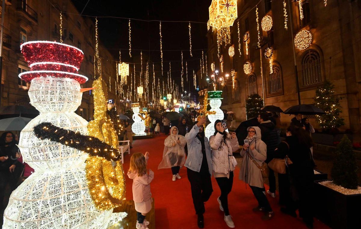 Vigo enciende la Navidad más grande de su historia ante miles de personas