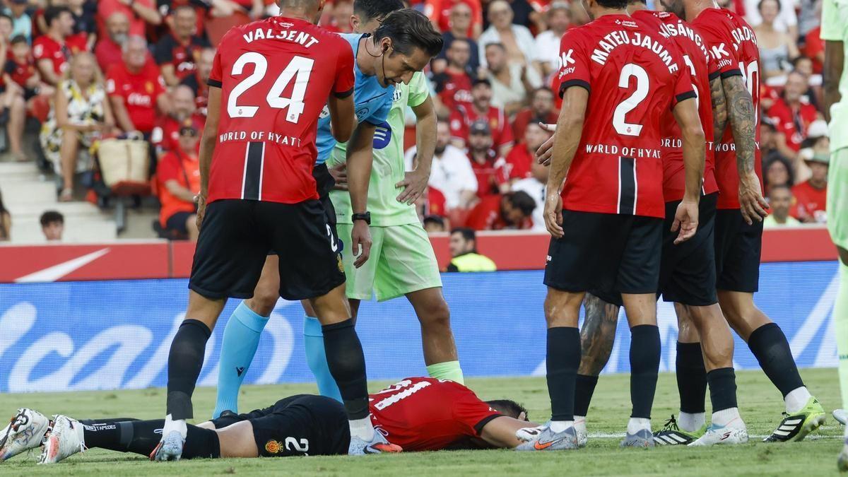 Antonio Raíllo, en el suelo después de recibir un balonazo en la cabeza de Lamine Yamal.