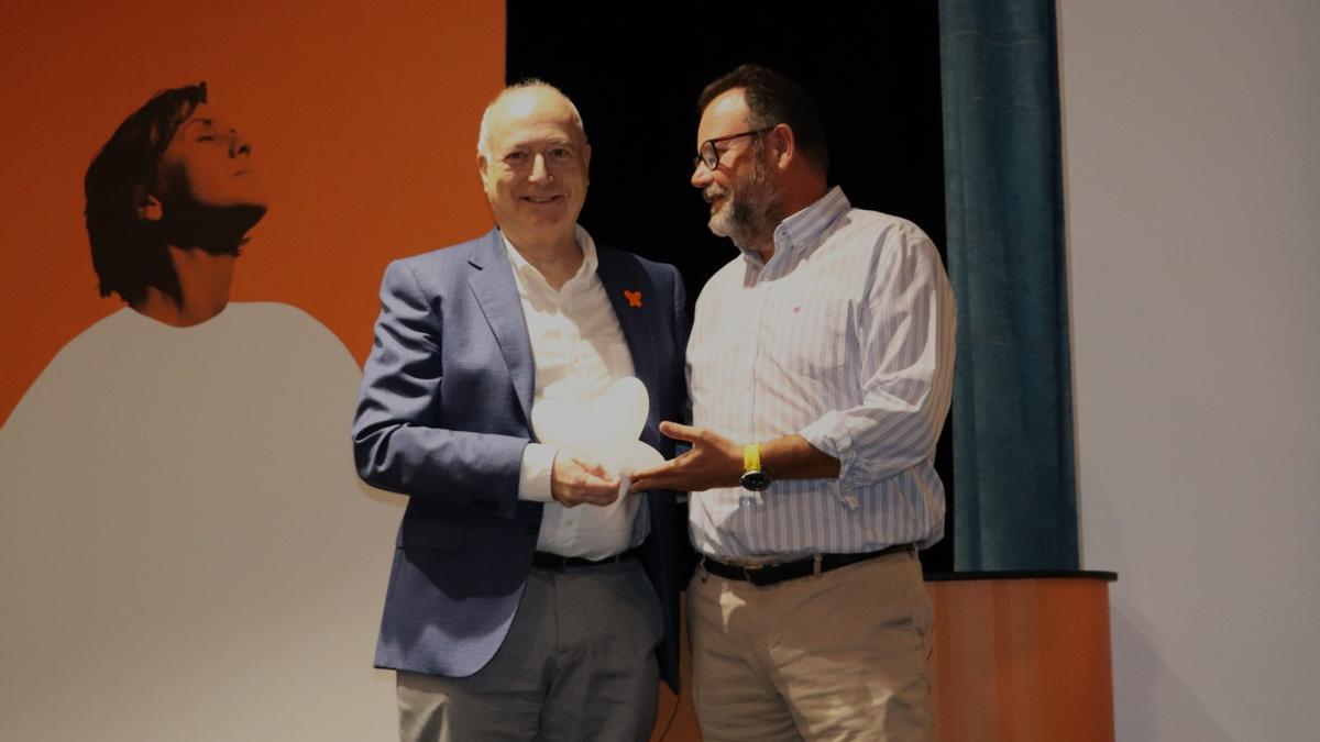 Pedro Hernández Jiménez, gerente de Ribera Hospital de Molina, recoge el galardón otorgado al Hospital.