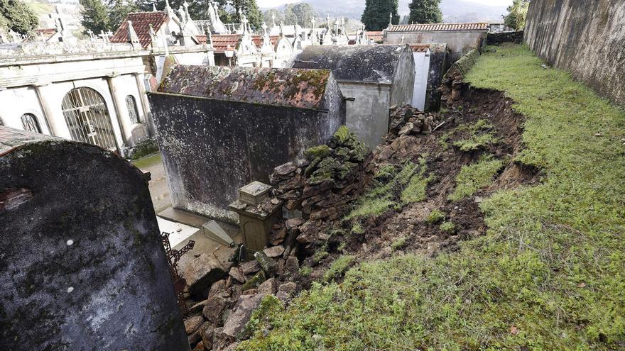 El desplome de un viejo muro del cementerio de San Mauro daña varios panteones y lápidas