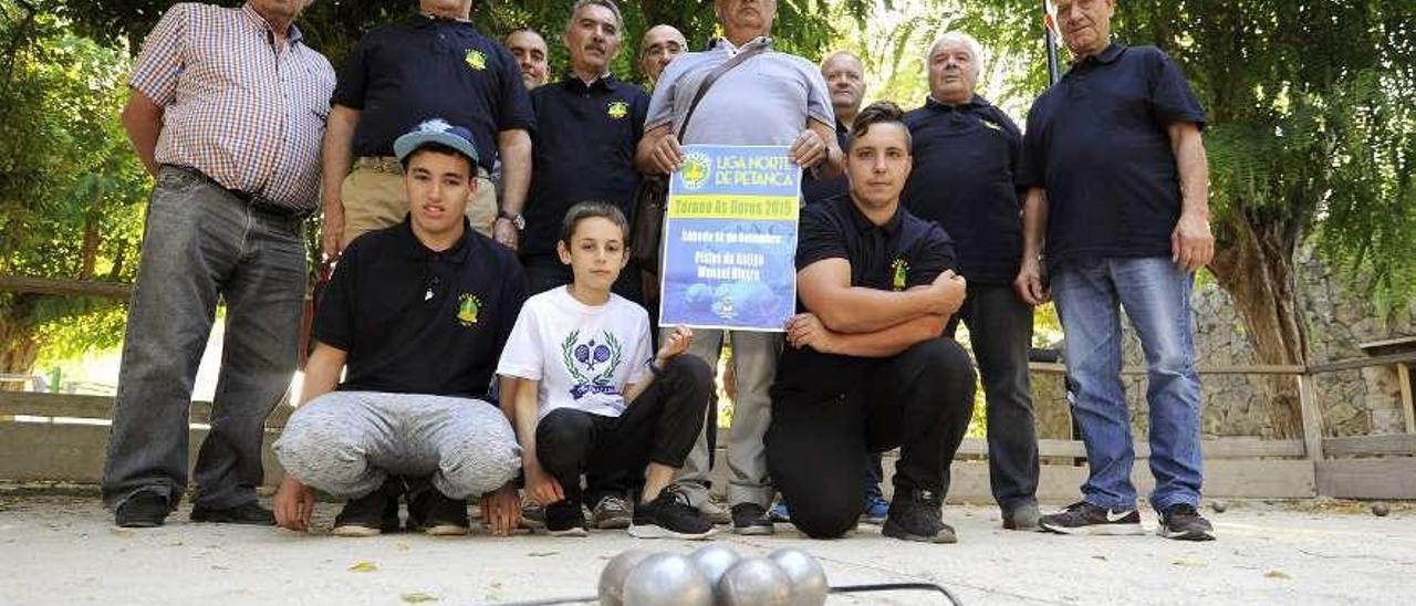 Integrantes del Club Petanca Lalín, ayer, en el campo del Parque de Loriga. // Bernabé/Javier Lalín