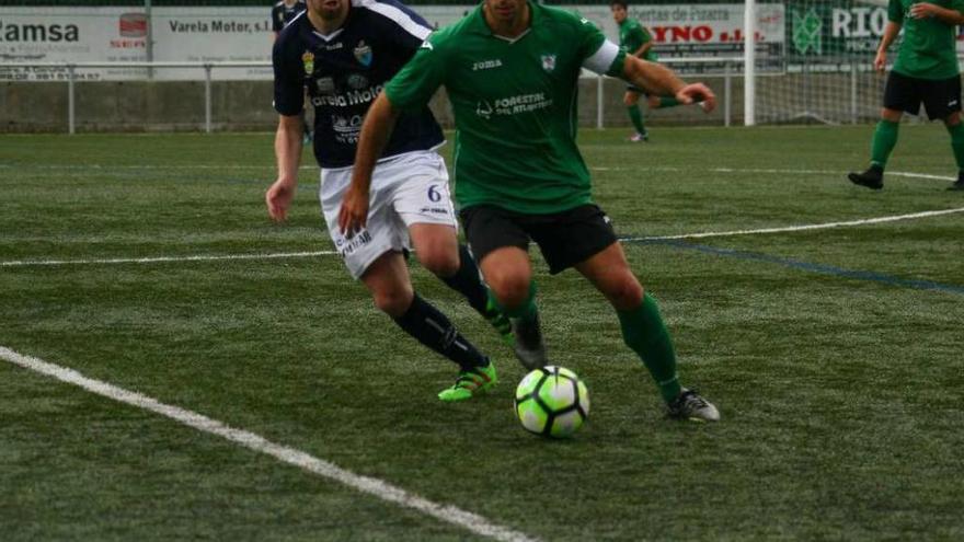 García persigue a un jugador del Mugardos durante el partido de ayer. // Bernabé/Ana Bazal