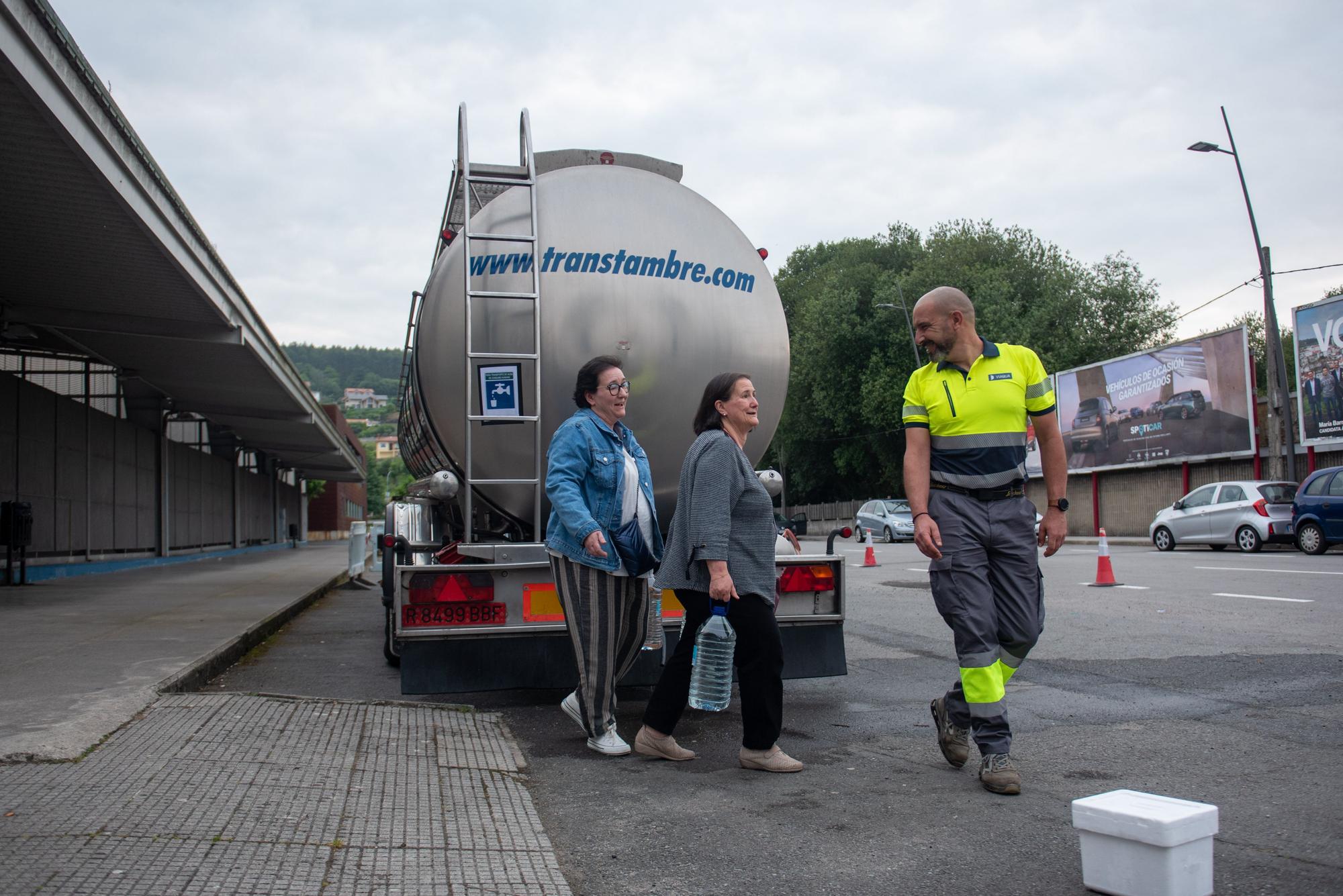 Betanzos fleta cisternas y reparte garrafas ante las restricciones de agua por la gastroenteritis