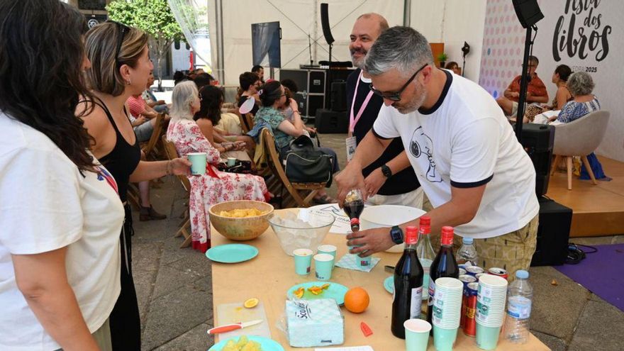 Vermú literario, diálogos y ovación a Yolanda Castaño en la despedida de la Festa dos Libros