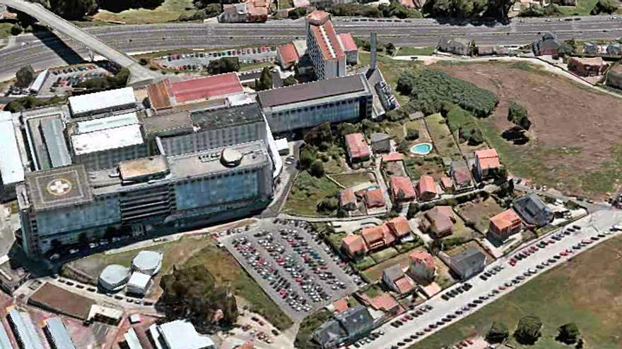 Estado actual del Hospital Universitario de A Coruña, donde se aprecian, en el centro, las zonas ocupadas por los nuevos edificios.   | // L. O.