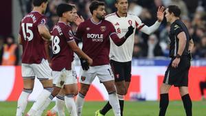 Lucas Paqueta, del West Ham, protesta ante el árbitro Darren England