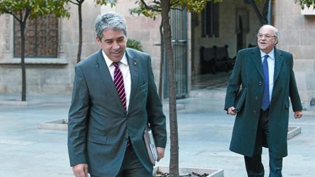 Los 'consellers' de Presidència, Francesc Homs, y Economia, Andreu Mas-Colell, se dirigen a la reunión semanal del Consell Executiu, ayer en el Palau de la Generalitat.