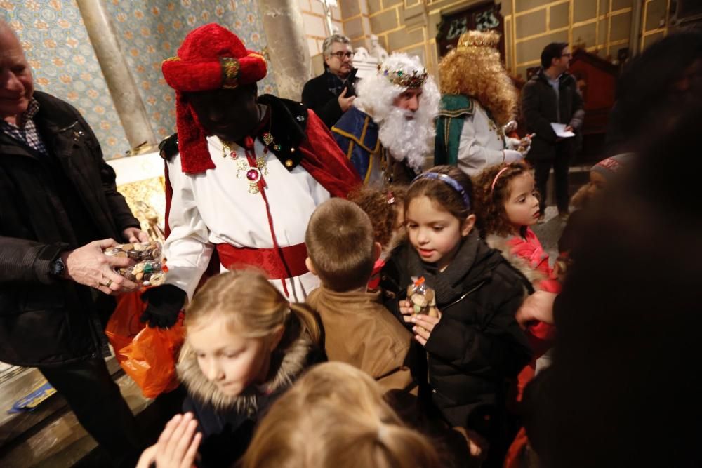 Los Reyes Magos reciben a los niños en la Basílica de San Juan de Oviedo