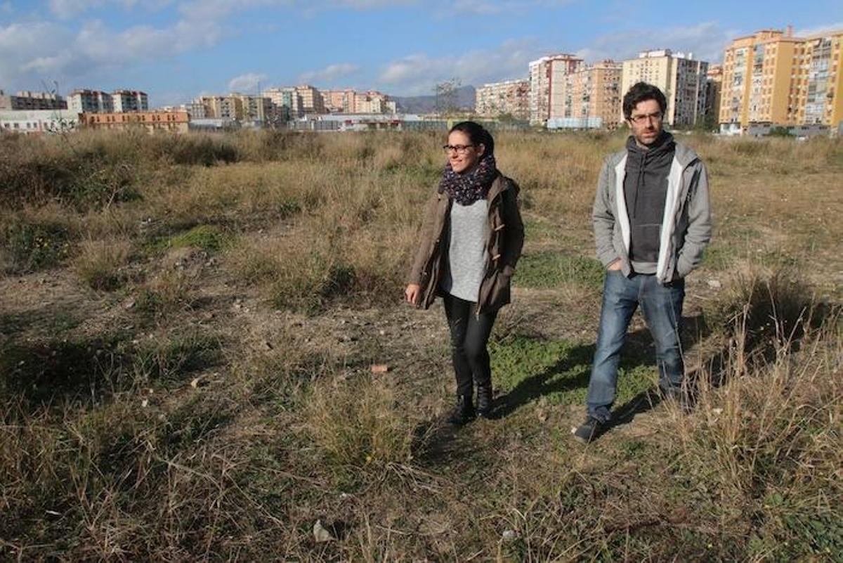 Francisco Javier López y Ana Ferrer, otra impulsora de la iniciativa, en los terrenos de Repsol en enero.