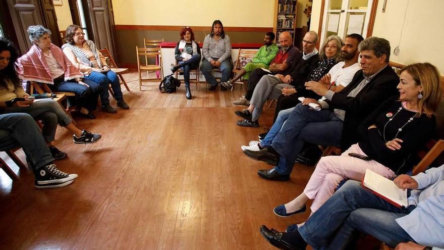 Por la derecha, Ángela Vallina y Neoklis Sylikiotis, en el encuentro que tuvo lugar ayer en el Ateneo Obrero.