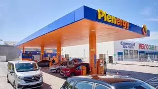 El rey de las gasolineras ‘low cost’ dispara su ambición: Plenergy acelera para irrumpir en el podio español con Repsol y Moeve