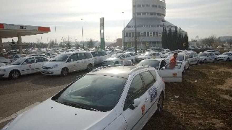 La puja por las 60 licencias de taxi hace que se doble el precio de salida