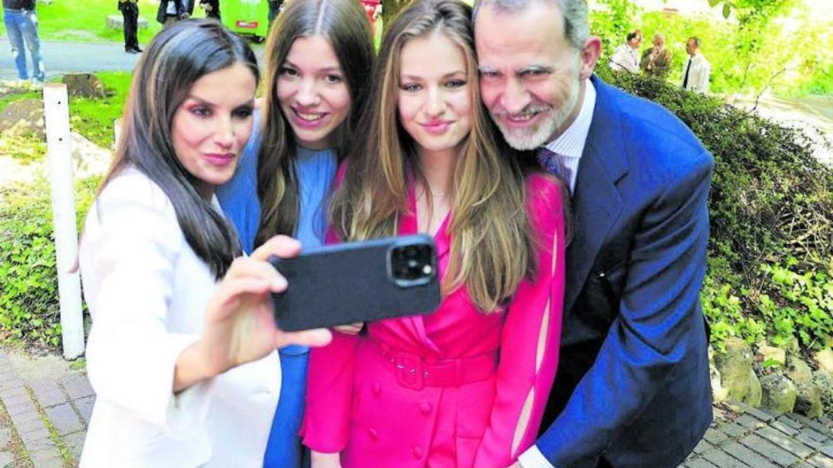 La Reina Letizia, fent-se un selfie amb les seves filles i el seu marit, després de l'acte de graduació de Leonor a Gal·les