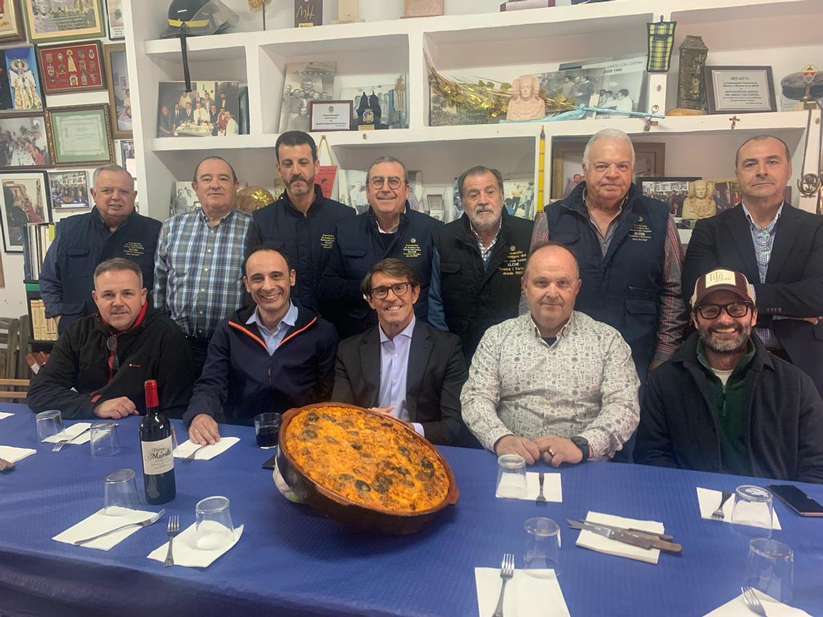 La tradicional foto de los invitados con los miembros de la Asociación de Amigos del Arroz con Costra de Elche