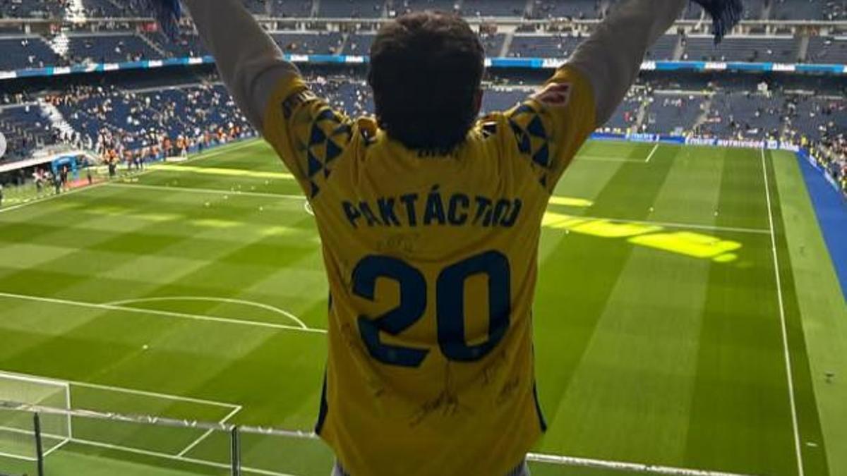 El aficionado de Las Palmas apoyando a su equipo en el Santiago Bernabéu