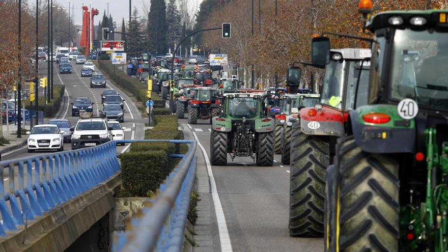 La DGT resuelve la principal duda sobre las tractoradas: ¿Pueden conducir los tractores por la ciudad?