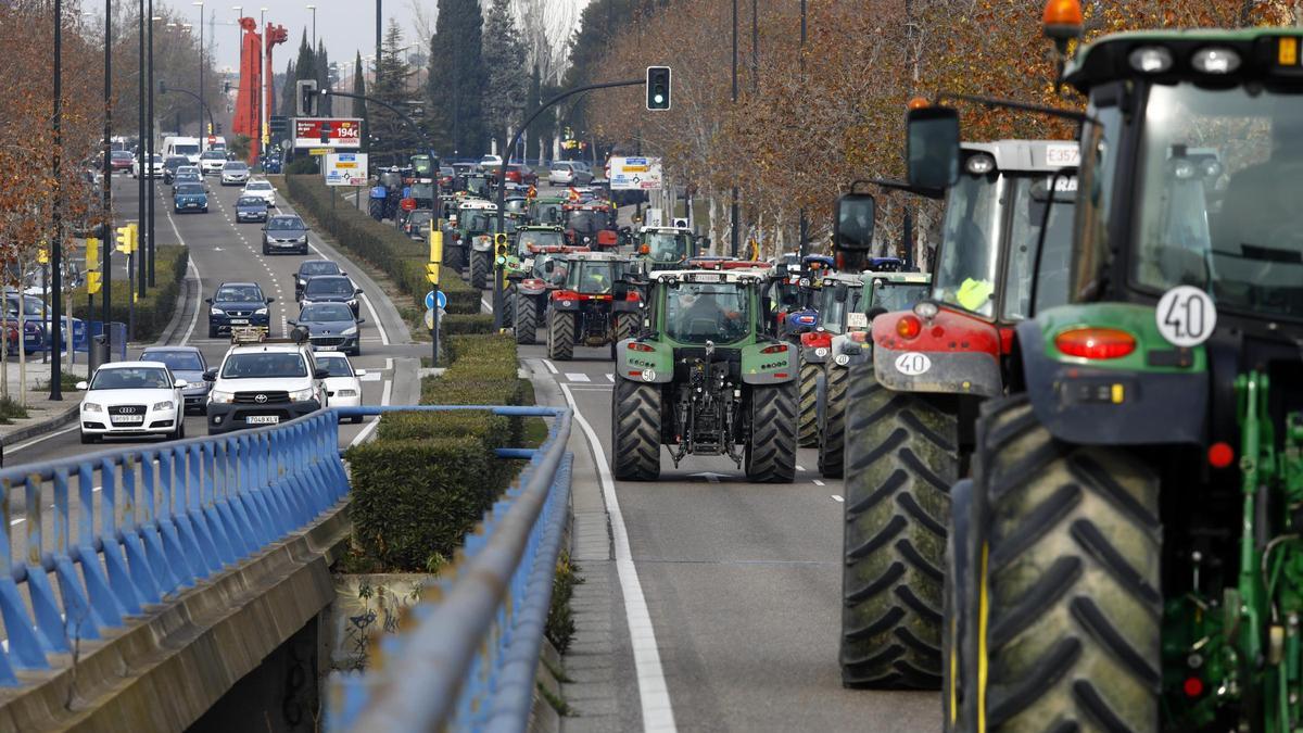 Los tractores circulan por las calles de Zaragoza la semana pasada