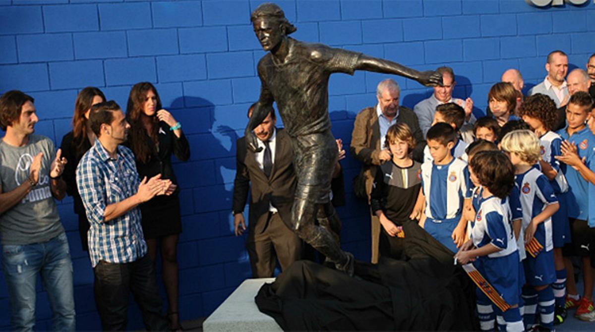 L’equip ha inaugurat una estàtua de bronze de l’etern capità a la ciutat esportiva de Sant Adrià, que ara es dirà Dani Jarque.