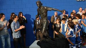 L’equip ha inaugurat una estàtua de bronze de l’etern capità a la ciutat esportiva de Sant Adrià, que ara es dirà Dani Jarque.