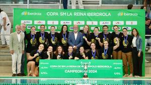 Las jugadoras del Sant Andreu, con la medalla de ganadoras