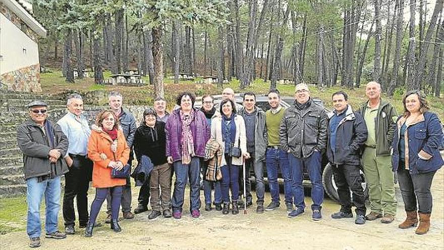 Begoña García admira el entorno de los Robladillos