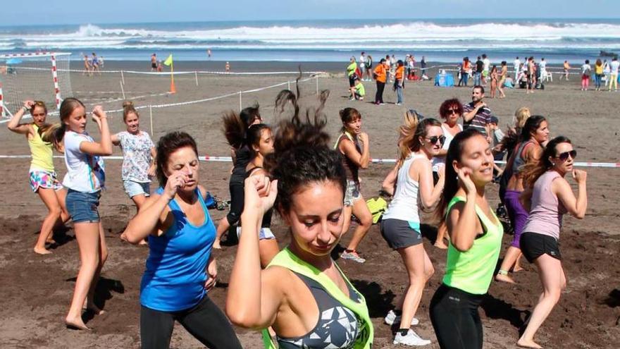 Alumnas del taller de zumba ejercitándose.