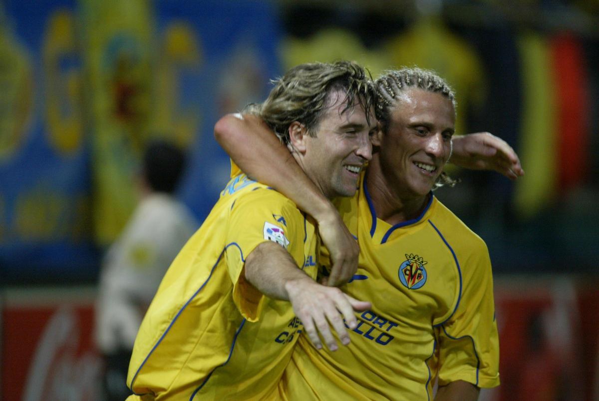 Forlán y Josico, en el último partido ante el Levante.