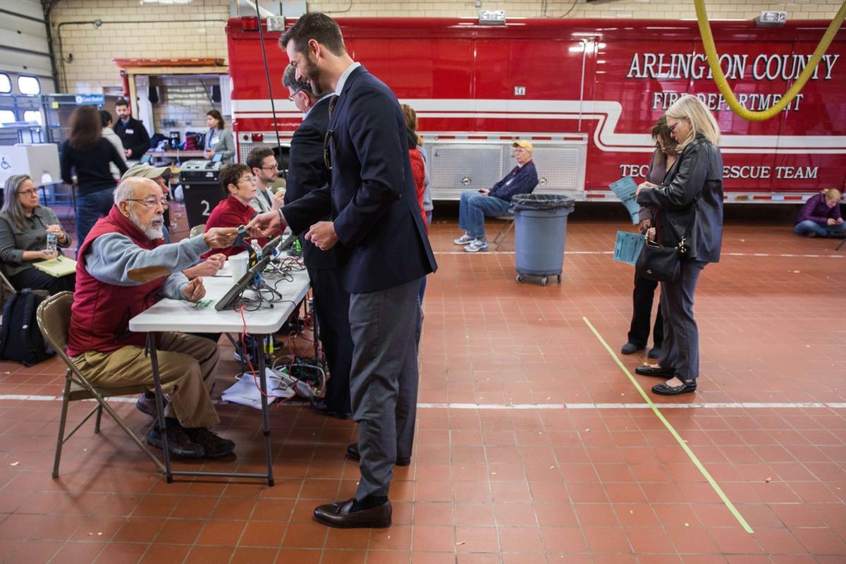 Varios votantes se registran para votar en Arlington, Virginia.